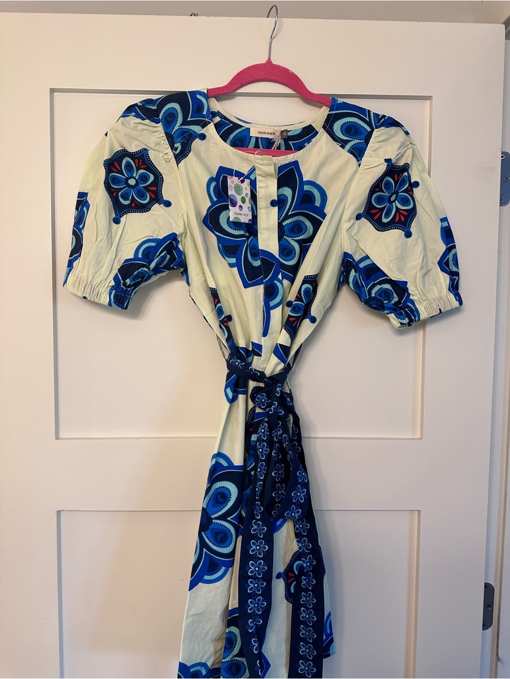 Maude vivantae
Women’s Blue Floral Midi Dress with Tie Waist